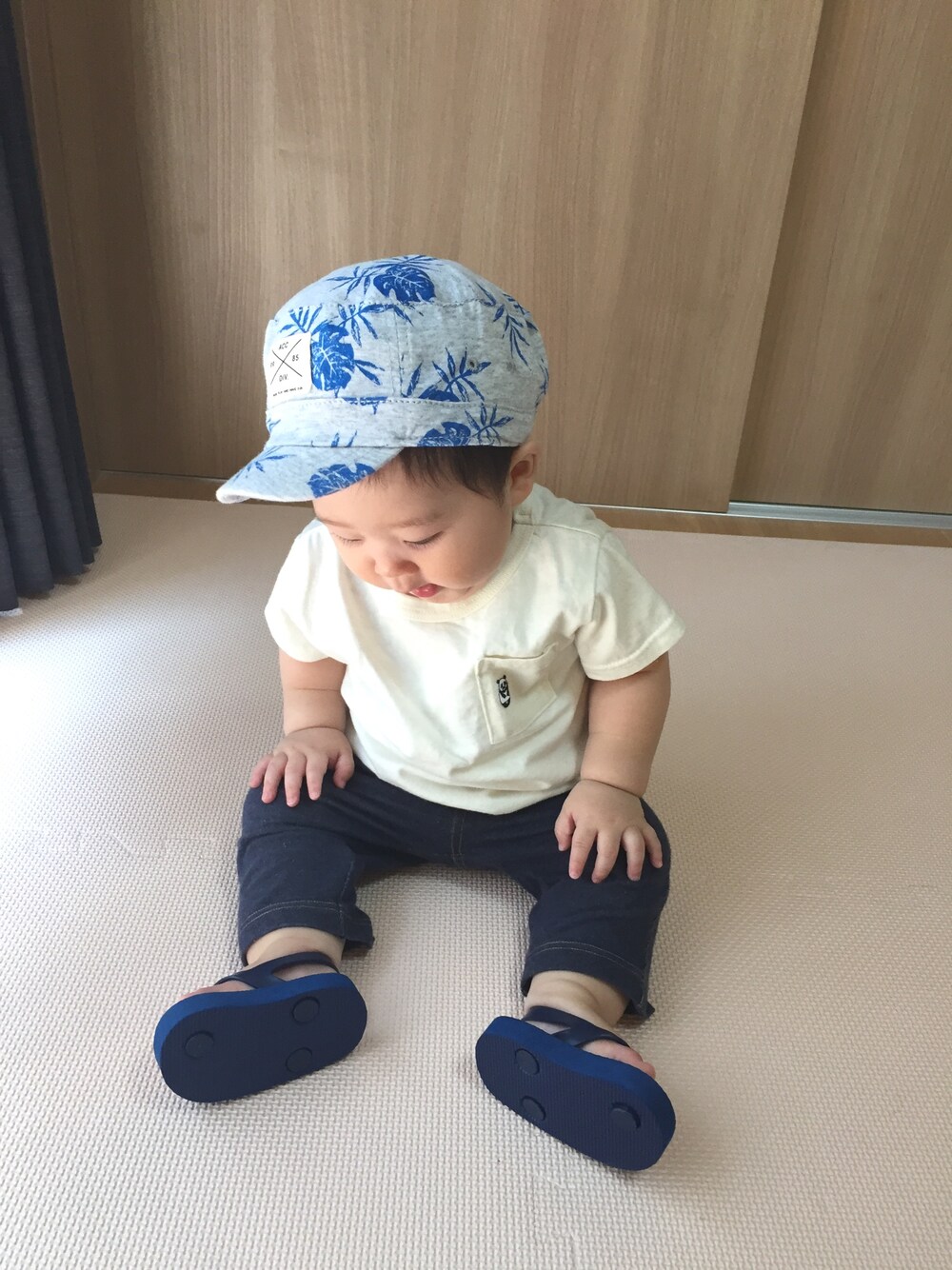 ホワイト系のTシャツ/カットソー、ブルー系のその他パンツ、ブルー系のサンダルを着用したキッズの夏コーディネートの1枚目の写真