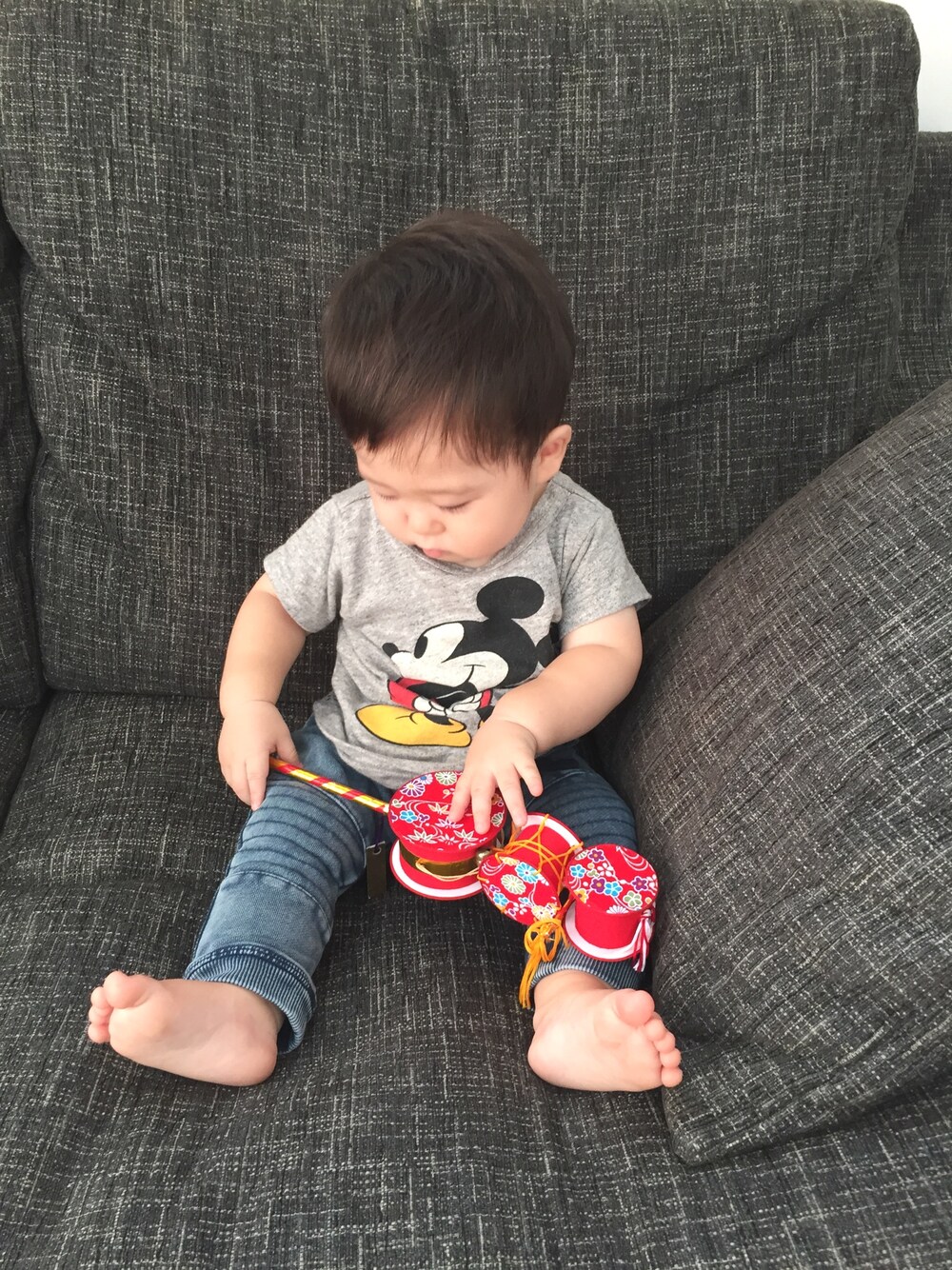 ホワイト系のTシャツ/カットソー、ブルー系のその他パンツを着用したキッズの秋コーディネートの1枚目の写真