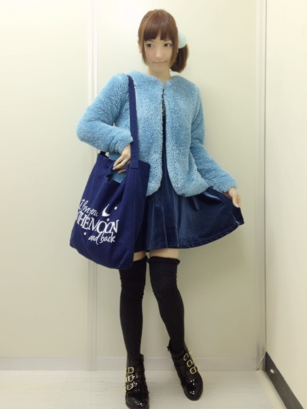 ブルー系のノーカラージャケットを着用したレディースの冬コーディネートの1枚目の写真
