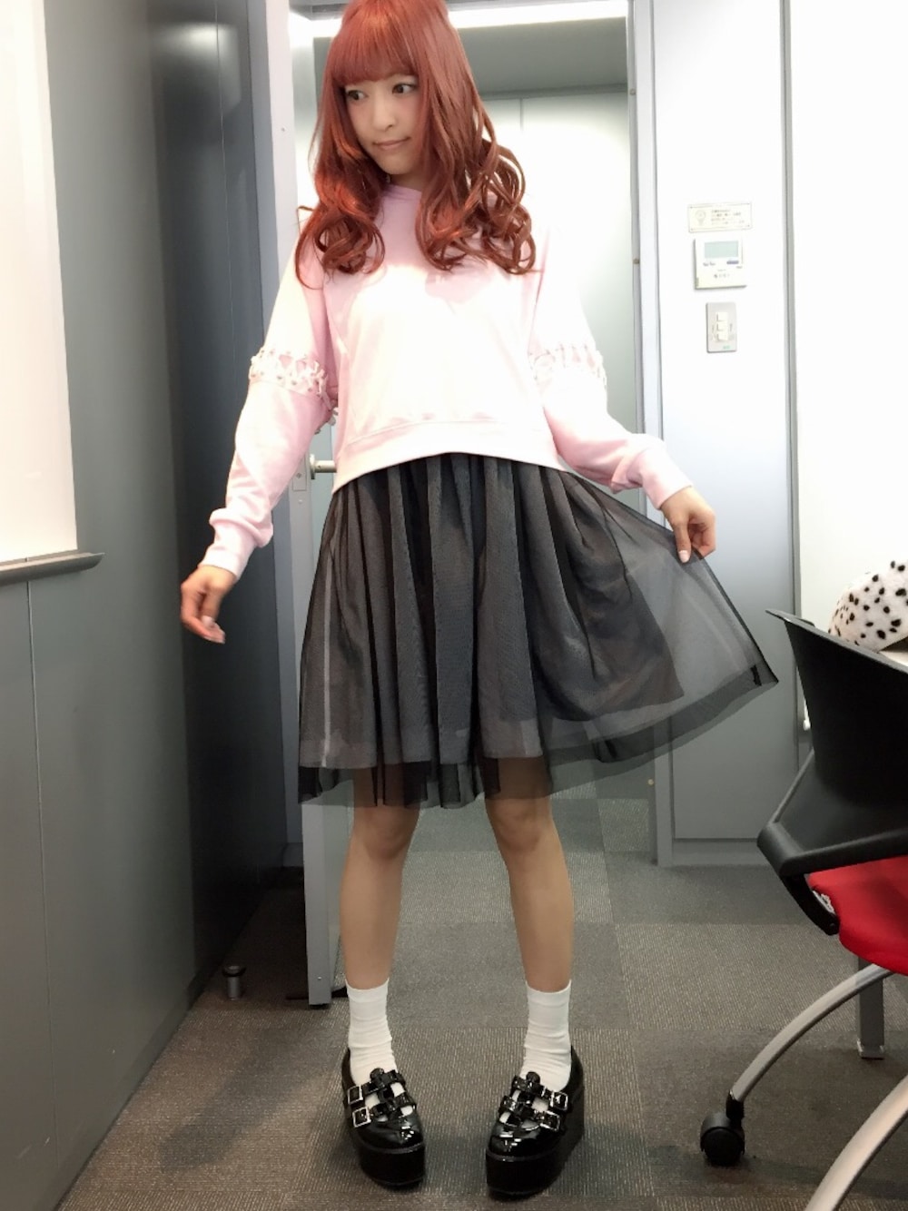 ピンク系のパーカー、ブラック系のワンピース、ブラック系のその他シューズを着用したレディースの春コーディネートの1枚目の写真