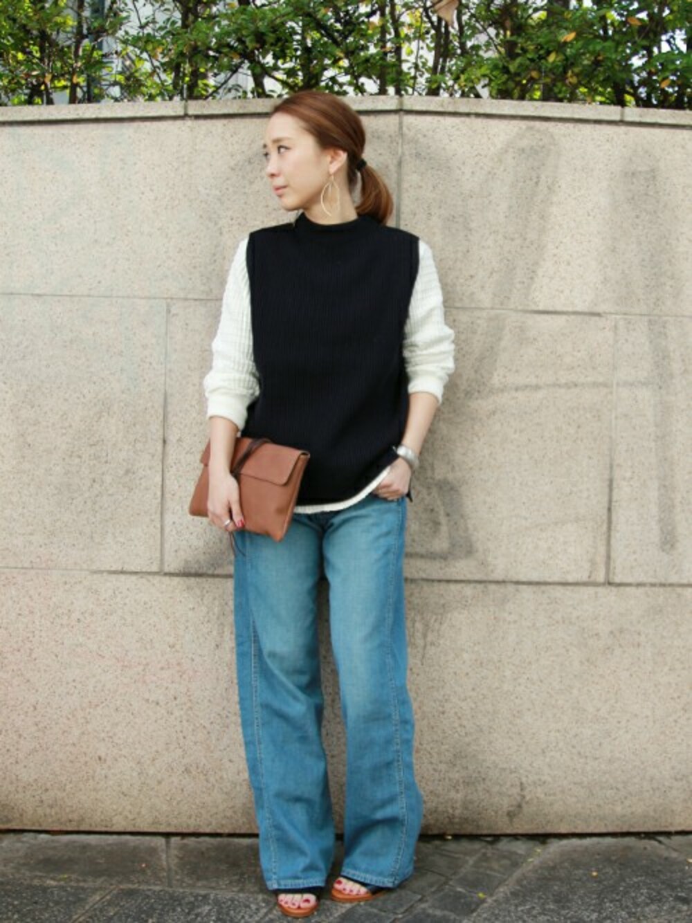 「クラッチバッグ、デニムパンツ、ニットベスト、journal standard、サンダル、ハイネックニット、リラックススタイル、ボトルネック、JOURNAL STANDARD relume、オトナカジュアル」｜「JOURNAL STANDARD relumeの《予約》HTアゼ　ボトルネックベスト◆（ベスト、ブルー系）」を使った、miyaさん（レディース・160cm）の冬コーディネートの1枚目の写真