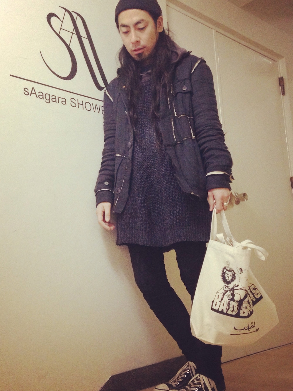 「sAagaraSHOWROOM、ちょっとそこまで」｜「TAKAHIROMIYASHITATheSoloIst.のTAKAHIROMIYASHITA The SoloIst. / Jacket（テーラードジャケット、グレー系）」を使った、志鎌英明さん（メンズ・170cm）の春コーディネートの1枚目の写真