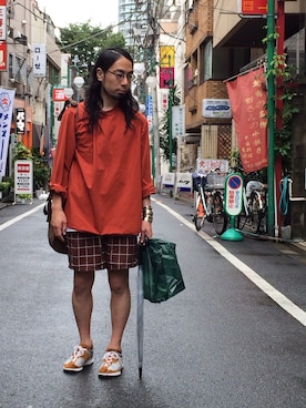 「膝上ショーツ」｜「アイテム（トートバッグ）」を使った、志鎌英明さん（メンズ・170cm）の夏コーディネート