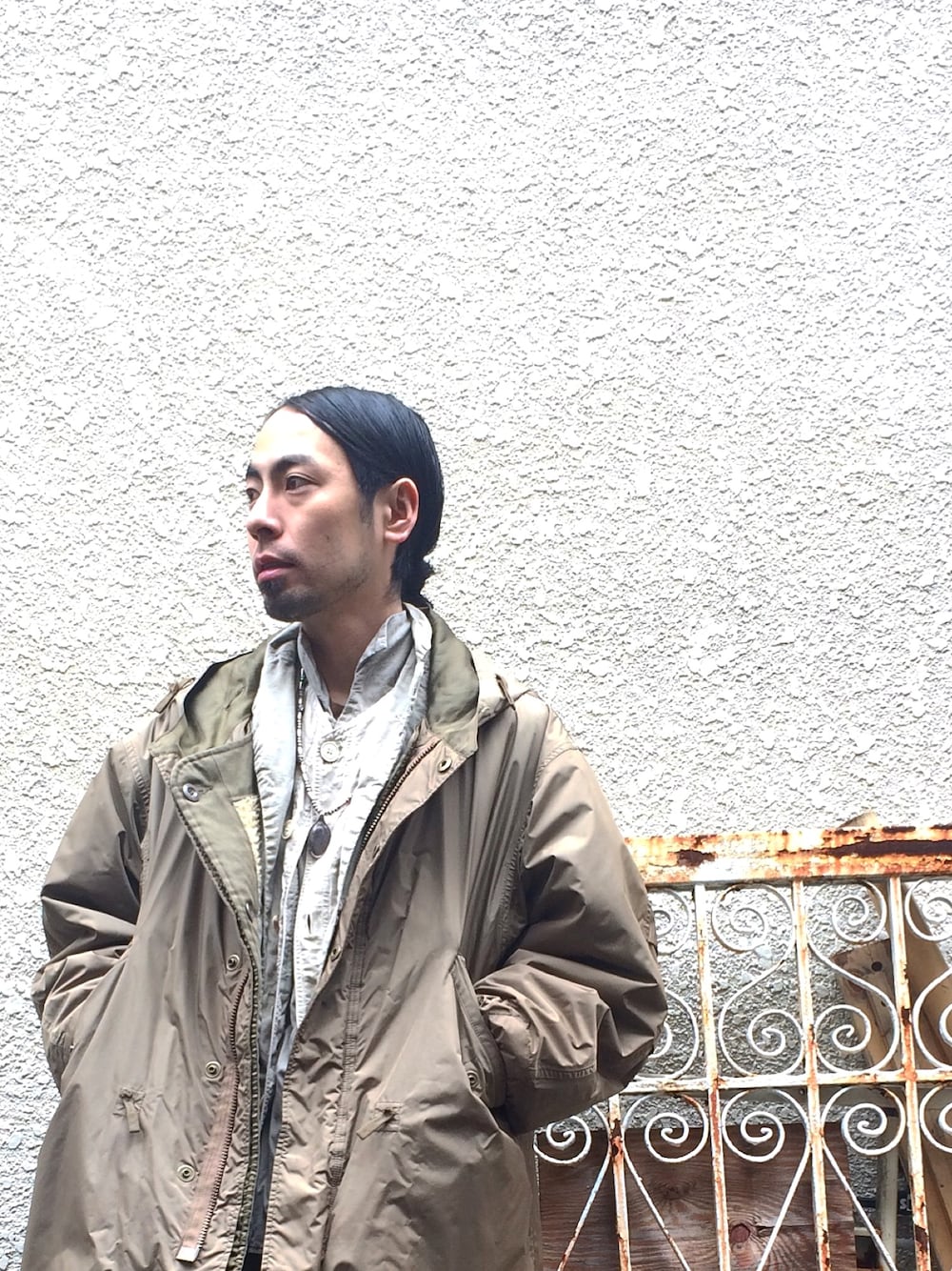 「goro's、general reseach、the soloist、Soloist、casey vidalenc、casey casey、オールベージュ、スニーカーコーデ、レイヤードスタイル」｜「goro'sのアイテム（ネックレス、シルバー系）」を使った、志鎌英明さん（メンズ・170cm）の冬コーディネートの1枚目の写真