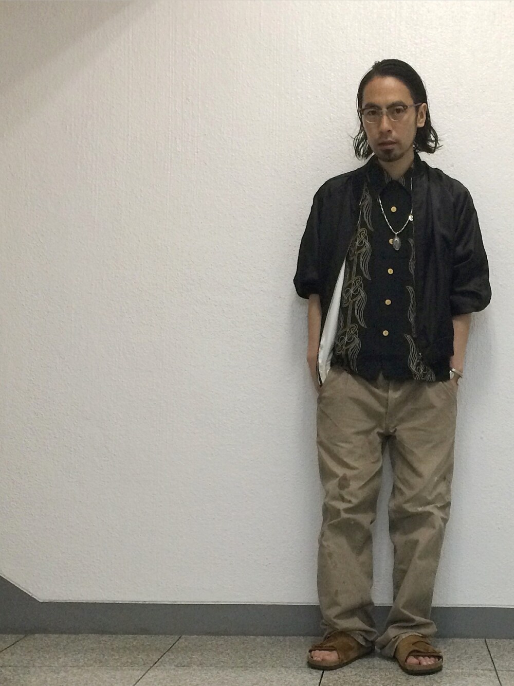 「sAagaraSHOWROOM、vintage、アロハシャツ、スカジャン、ワイドパンツ、goro's、CHRISTIAN DADA、birkenstock、眼鏡、サンダル」｜「CHRISTIAN DADAのOversized Souvenir Jacket	（ブルゾン、ブラック系）」を使った、志鎌英明さん（メンズ・170cm）の春コーディネートの1枚目の写真