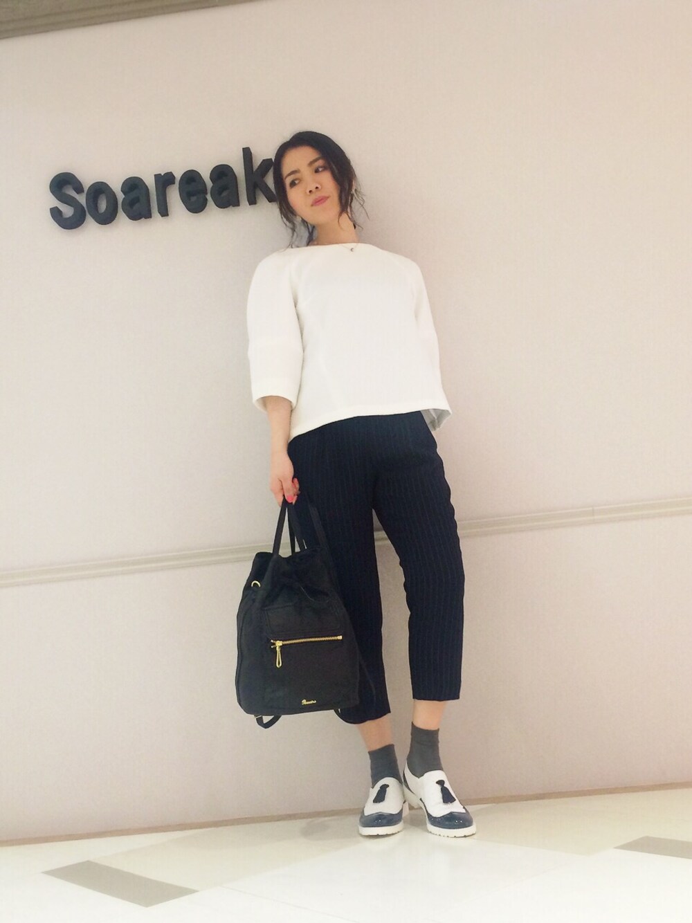 「リュック、ホワイト、ストライプ、ワイドパンツ、ストライプパンツ、スリッポン、ゆるパンツ、ピクニック、靴下×スニーカー、ホワイト×ネイビー」｜「Soareakのｼﾞｬｶｰﾄﾞﾗｸﾞﾗﾝﾄｯﾌﾟｽ（シャツ/ブラウス、ホワイト系）」を使った、mameさん（レディース・158cm）の春コーディネートの1枚目の写真