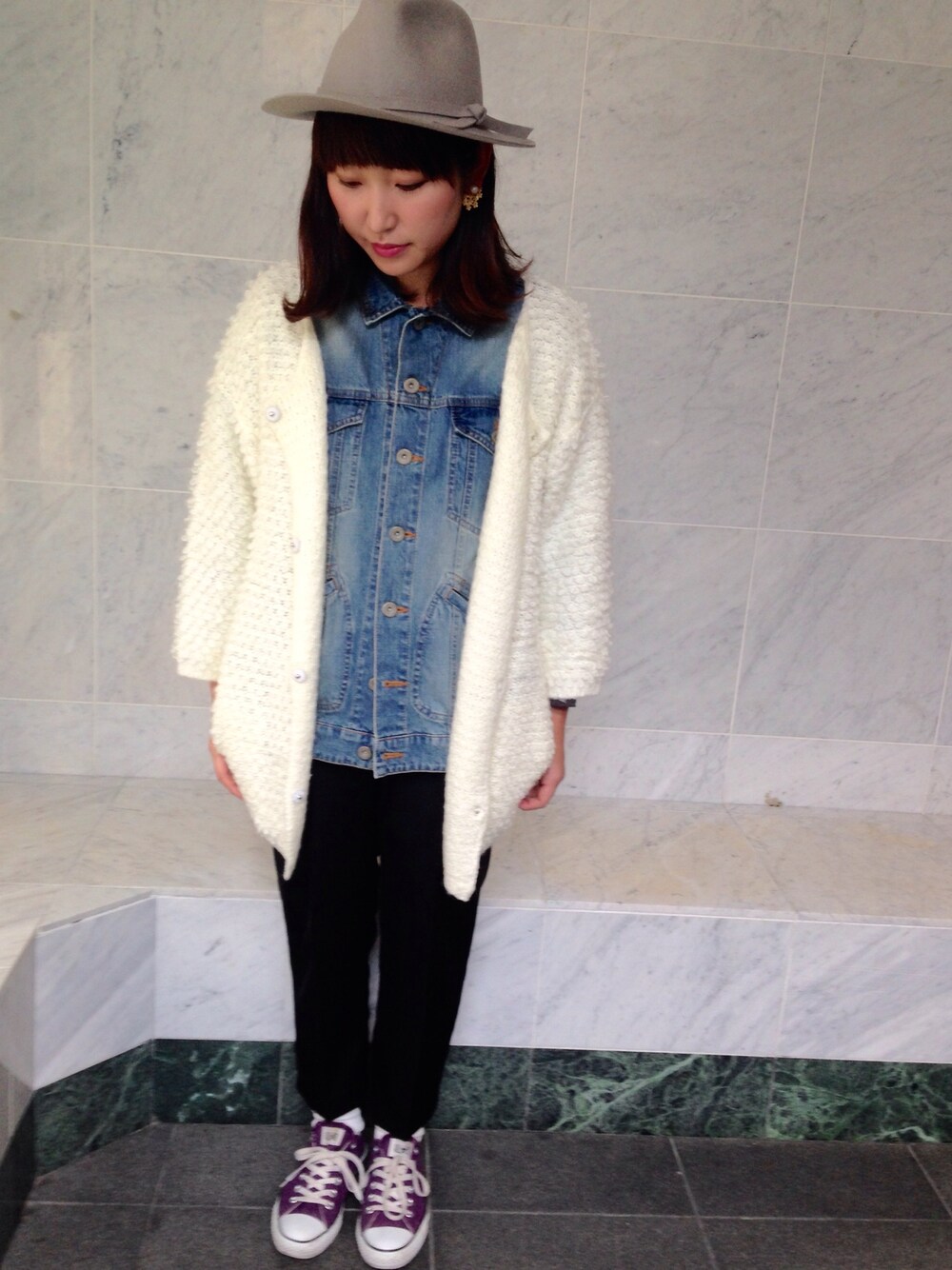 ホワイト系のカーディガン/ボレロ、ブルー系のデニムジャケット、ブラック系のスラックスを着用したレディースの冬コーディネートの1枚目の写真