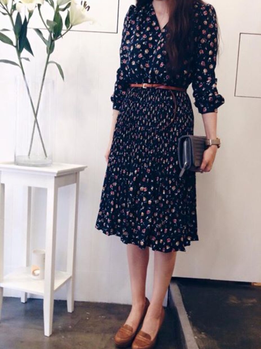 ブルー系のワンピースを着用したレディースの冬コーディネートの1枚目の写真