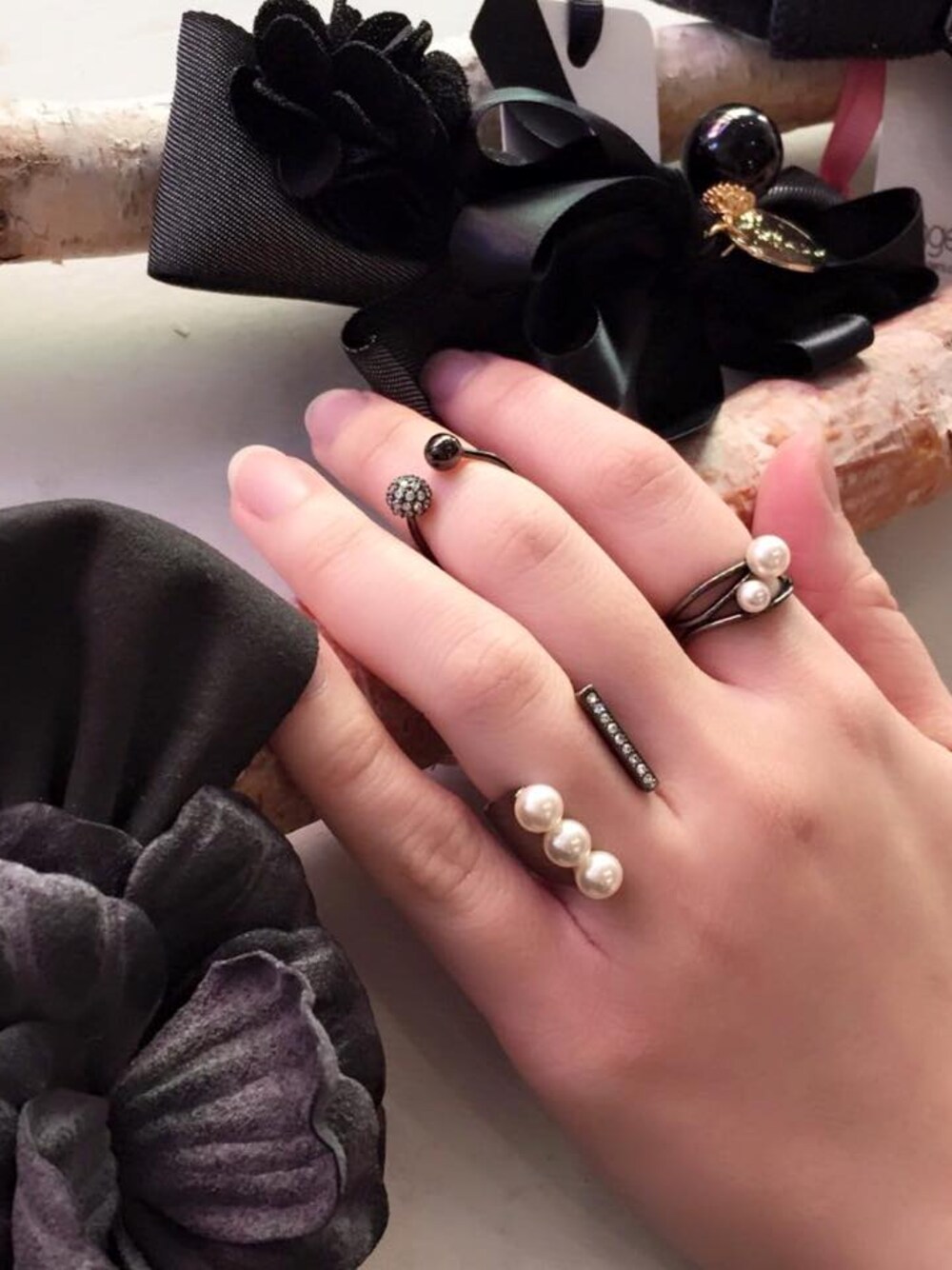 シルバー系のリング、シルバー系のリング、シルバー系のリングを着用したレディースの春コーディネートの1枚目の写真