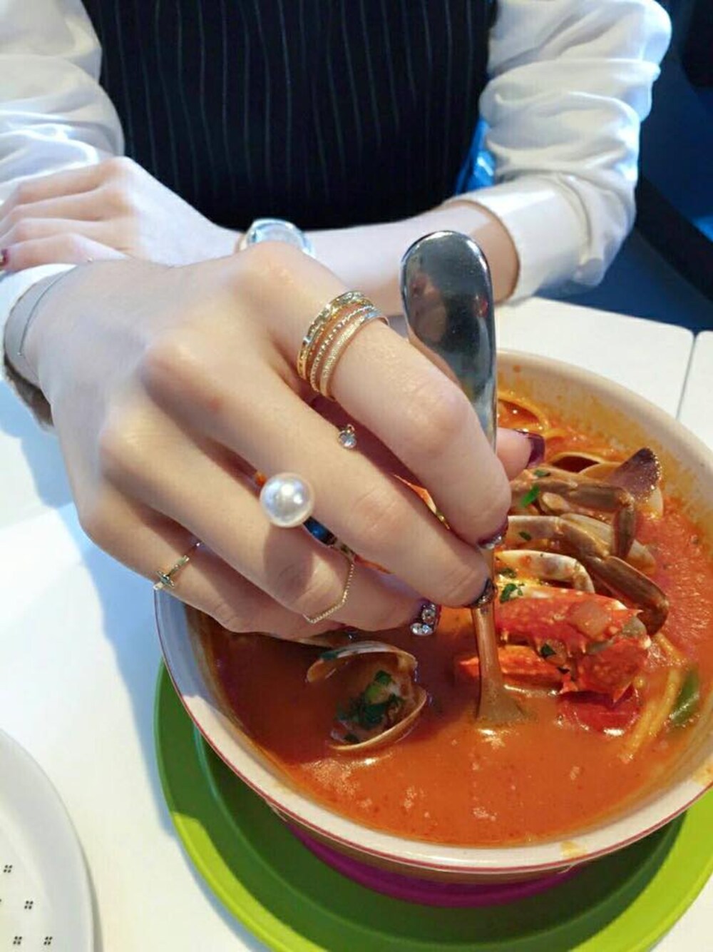 ゴールド系のリングを着用したレディースの春コーディネートの1枚目の写真