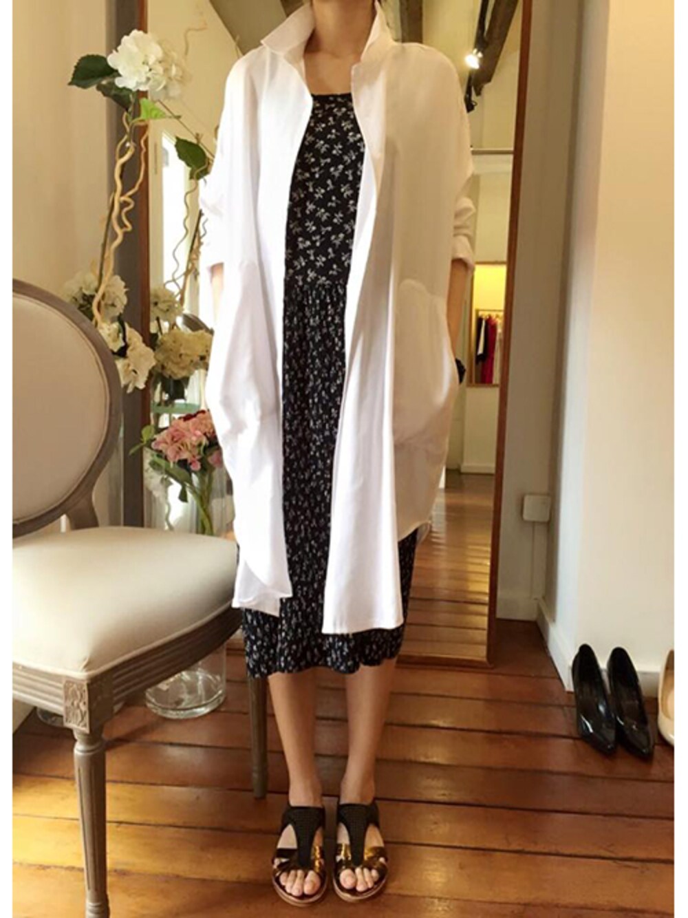 ブラック系のワンピース、ホワイト系のワンピース、ホワイト系のシャツ/ブラウスを着用したレディースの春コーディネートの1枚目の写真