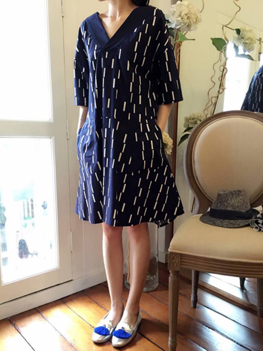 ブルー系のワンピースを着用したレディースの春コーディネートの1枚目の写真