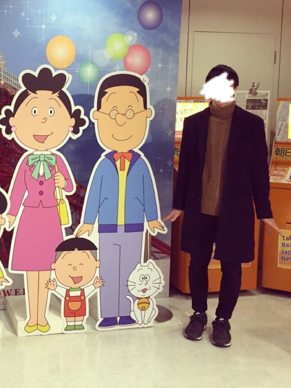 ブルー系のチェスターコート、イエロー系のニット/セーター、ブラック系のその他パンツを着用したメンズの冬コーディネートの1枚目の写真