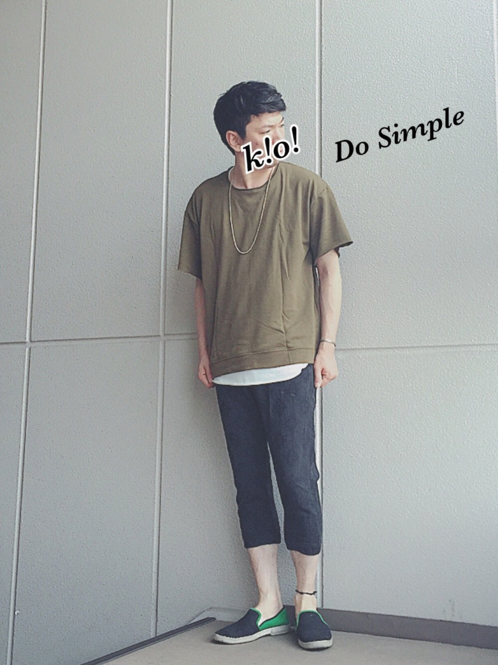 グリーン系のTシャツ/カットソー、ブラック系のその他パンツ、グリーン系のスニーカーを着用したメンズの夏コーディネートの1枚目の写真