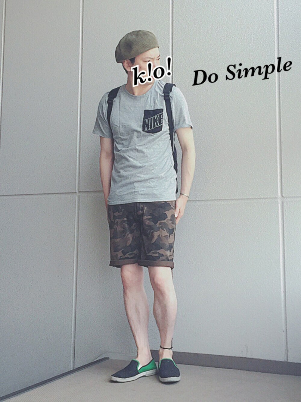 グレー系のTシャツ/カットソー、ブラック系のバックパック/リュック、グリーン系のスニーカーを着用したメンズの夏コーディネートの1枚目の写真
