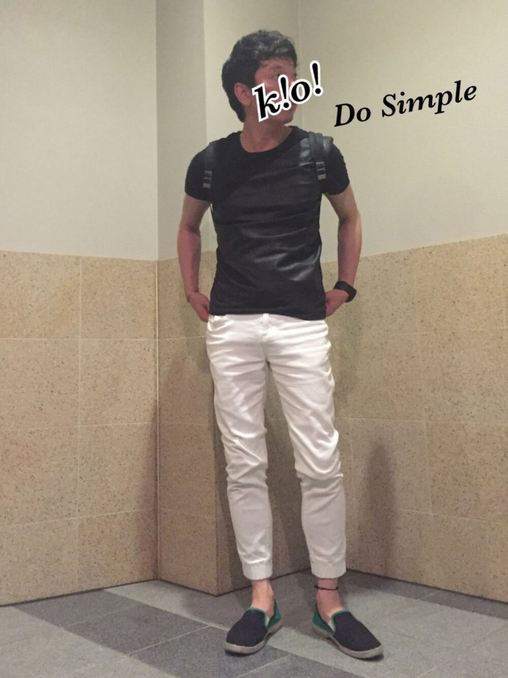 ブラック系のTシャツ/カットソー、ホワイト系のその他パンツ、グリーン系のスニーカーを着用したメンズの秋コーディネートの1枚目の写真