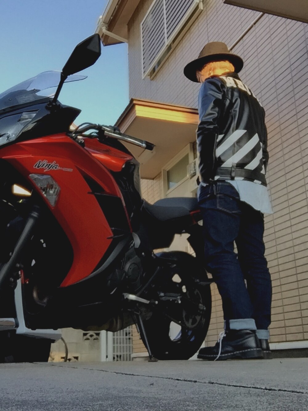 「OFF-WHITE、レザージャケット、春コーデ、バイク」｜「off whiteのアイテム（ライダースジャケット、ブラック系）」を使った、Kouta Kanaiさん（メンズ・175cm）の冬コーディネートの1枚目の写真