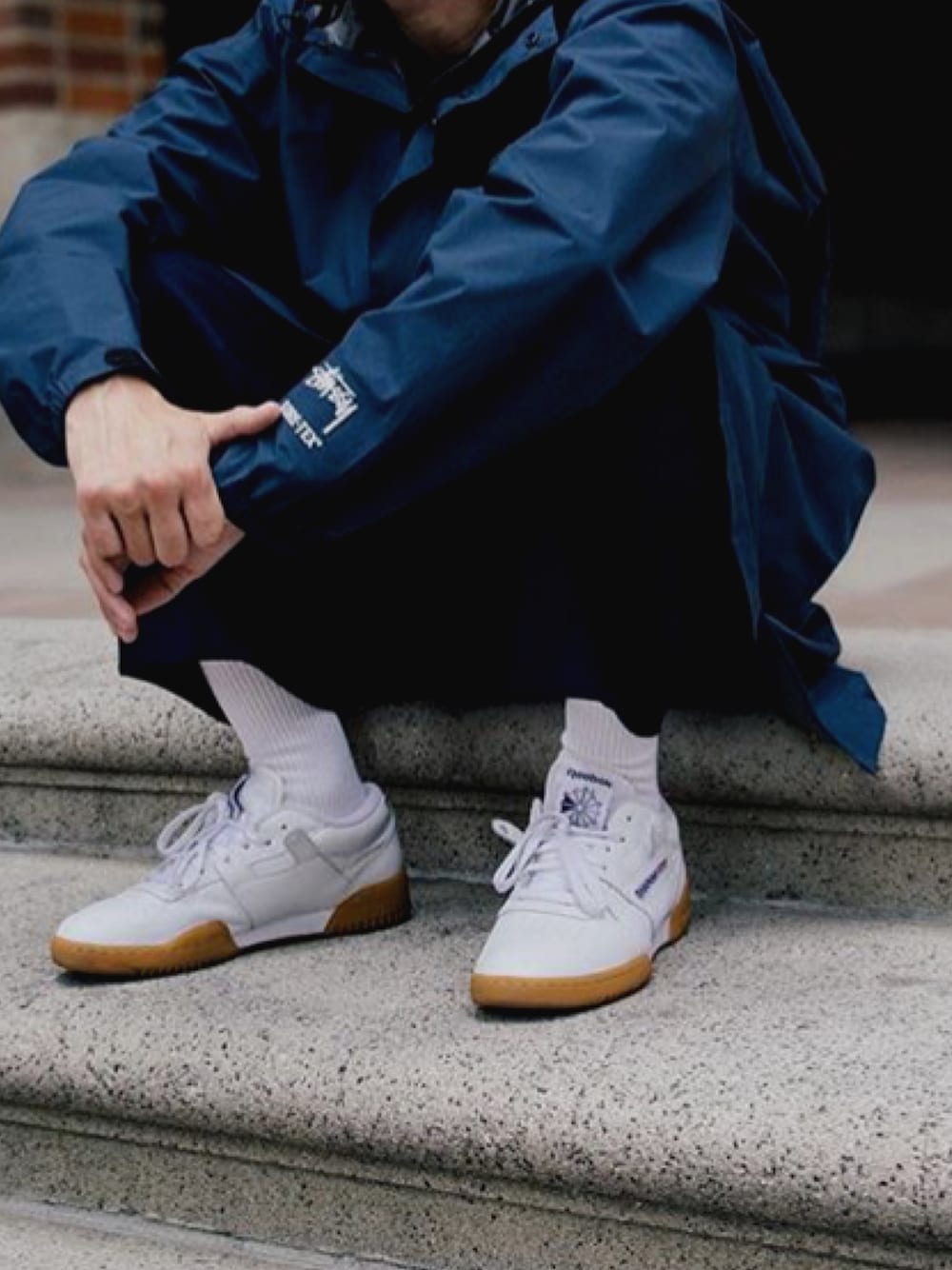 「stussy、ストリート、マウンテンパーカー、アウトドアスタイル、白スニーカー」｜「STUSSYのアイテム（マウンテンパーカー、ブルー系）」を使った、Yuma Yoshinoさん（メンズ・175cm）の秋コーディネートの1枚目の写真