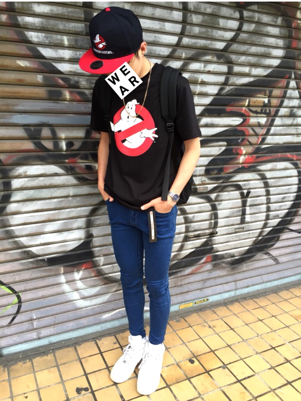 ブラック系のTシャツ/カットソー、ブルー系のデニムパンツ、ホワイト系のスニーカーを着用したメンズの夏コーディネートの1枚目の写真