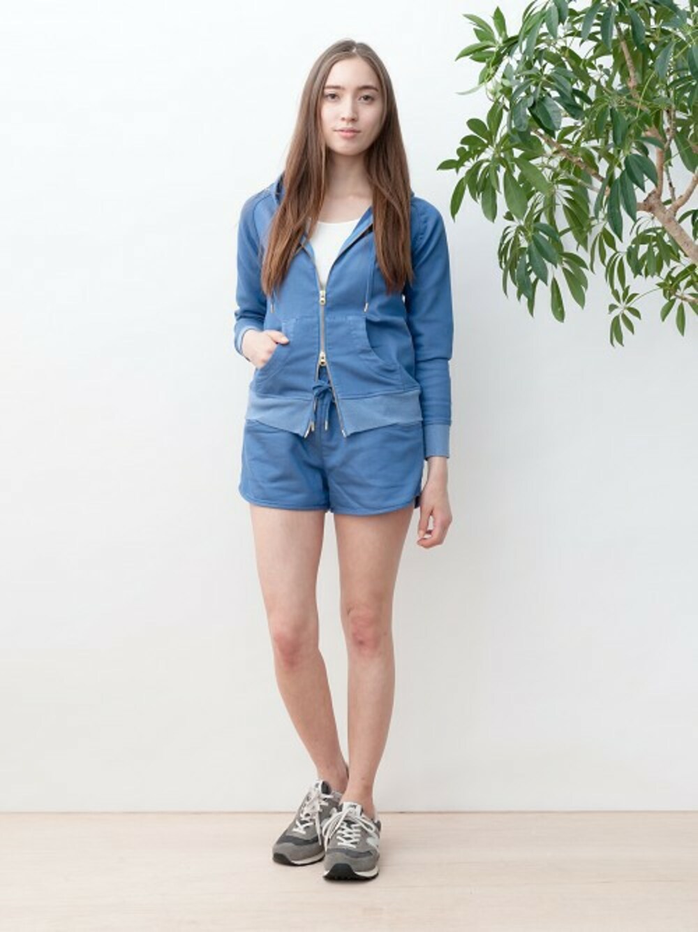 「スニーカー、スポーティ、LE JUN」｜「LE JUNのジョグデニムショートパンツ（その他パンツ、ブルー系）」を使った、LE JUNさん（レディース・168cm）の春コーディネートの1枚目の写真