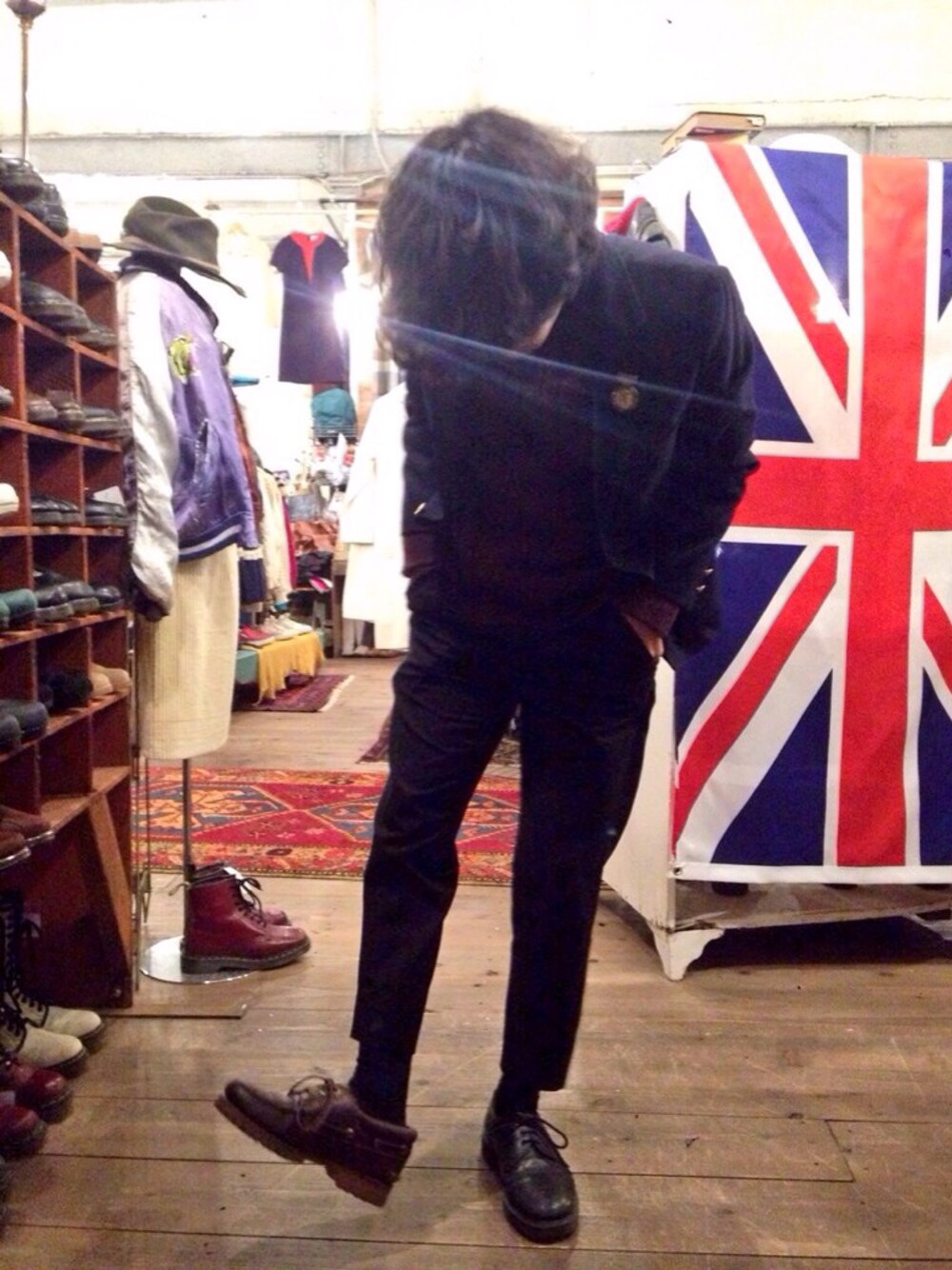 「jpless、jaket、DrMartens」｜「J.Plessのアイテム（テーラードジャケット、ブルー系）」を使った、いとうりょうやさん（メンズ・163cm）の冬コーディネートの1枚目の写真