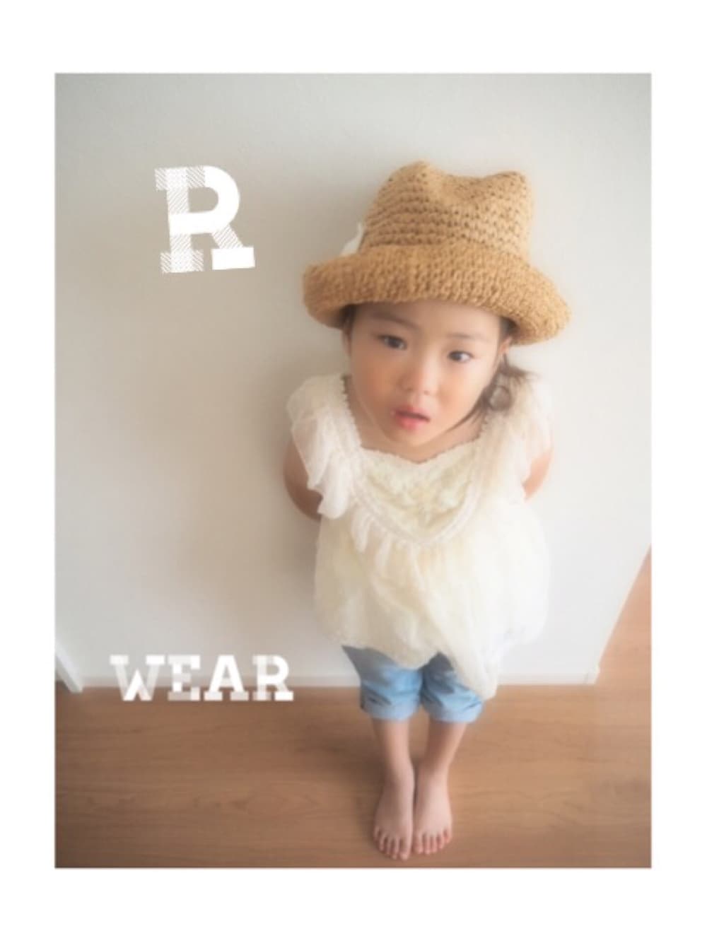 ホワイト系のTシャツ/カットソーを着用したキッズの夏コーディネートの1枚目の写真