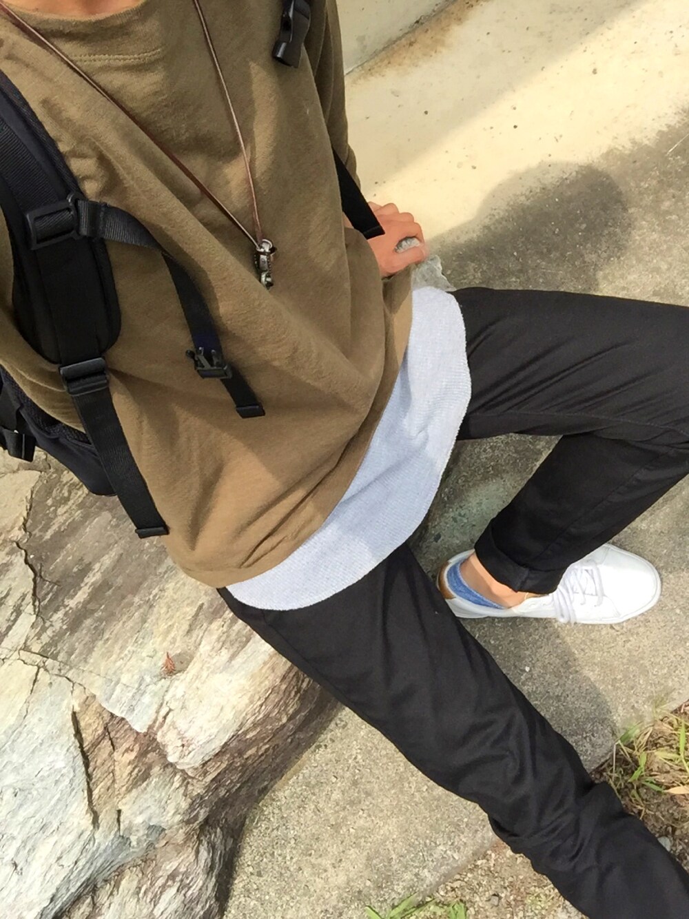 「バックパック、カーキ、黒スキニー、白スニーカー」｜「RAGEBLUEのFLAP BACKPACK/714853（バックパック/リュック、ブラック系）」を使った、うどんさん（メンズ・168cm）の夏コーディネートの1枚目の写真