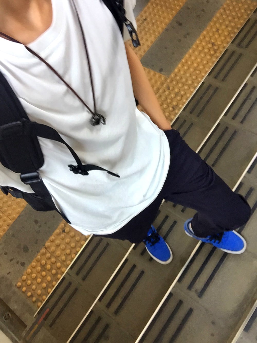 「シンプルコーデ、シロクロ、白Tシャツ、ジョガーパンツ、青スニーカー」｜「RAGEBLUEのFLAP BACKPACK/714853（バックパック/リュック、ブラック系）」を使った、うどんさん（メンズ・168cm）の夏コーディネートの1枚目の写真