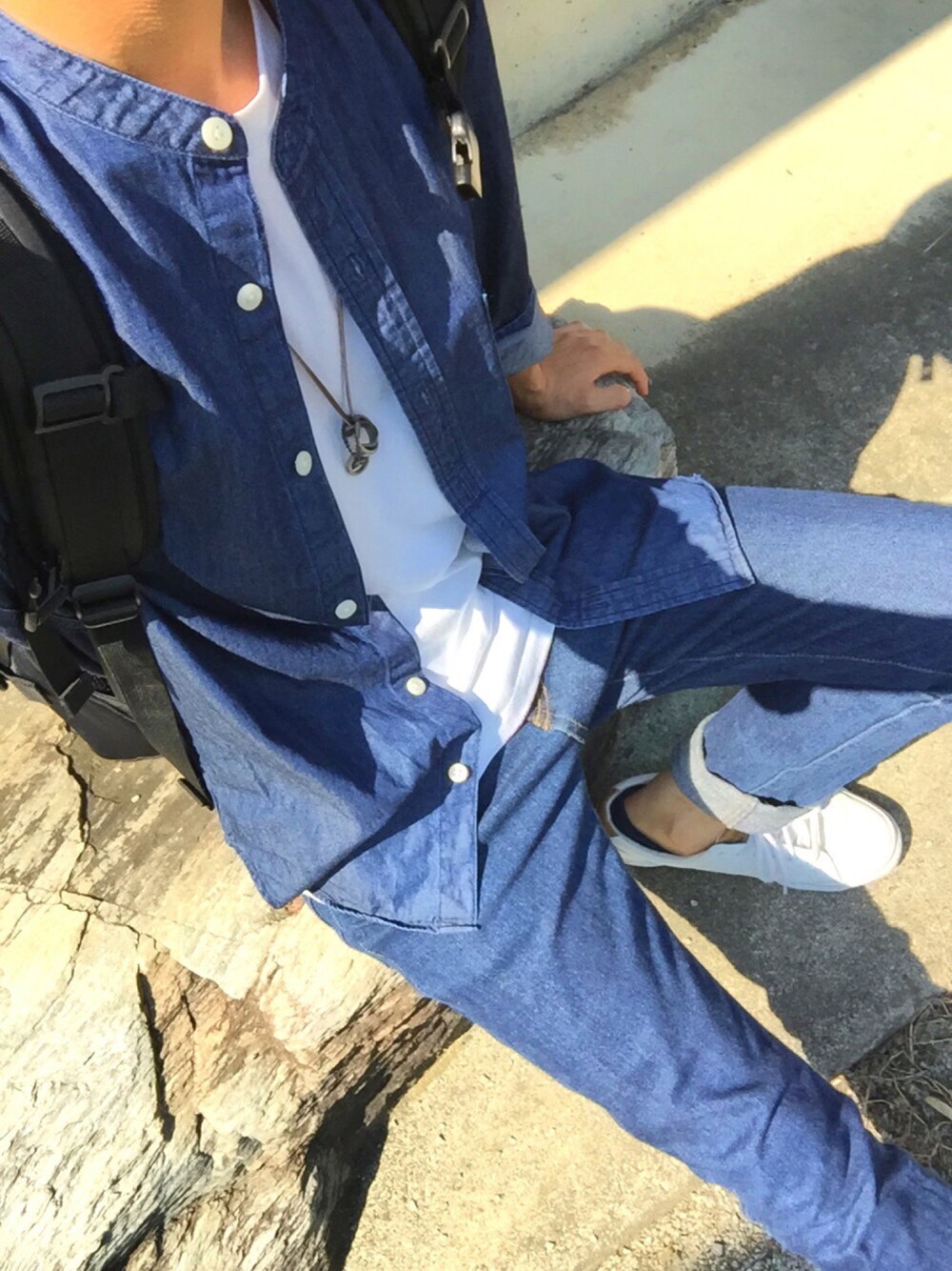 「デニムオンデニム、ノーカラーシャツ、デニムパンツ、白Tシャツ、白スニーカー、バックパック、夏」｜「RAGEBLUEのFLAP BACKPACK/714853（バックパック/リュック、ブラック系）」を使った、うどんさん（メンズ・168cm）の夏コーディネートの1枚目の写真