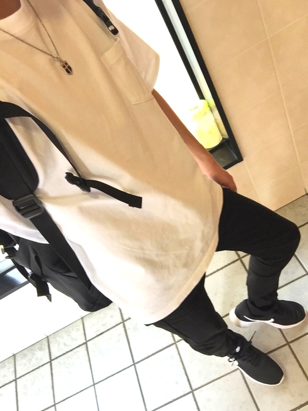 「シンプル、白黒、白Tシャツ、黒スキニー、ナイキ」｜「RAGEBLUEのFLAP BACKPACK/714853（バックパック/リュック、ブラック系）」を使った、うどんさん（メンズ・168cm）の秋コーディネートの1枚目の写真