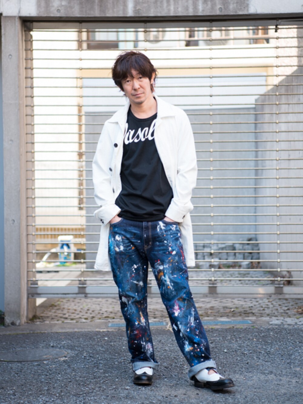 ホワイト系のその他アウター、ブルー系のタンクトップ、ブルー系のデニムパンツを着用したメンズの冬コーディネートの1枚目の写真