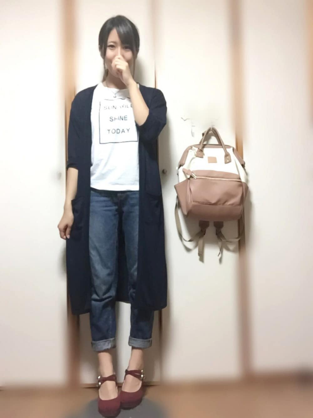 「休日スタイル、大人カジュアル、パンツスタイル、Tシャツ、ロングカーディガン、デニム、GU、ボルドー、パンプス、Doシンプル部」｜「chocol raffine robeのアイテム（Tシャツ/カットソー、ホワイト系）」を使った、Mai さん（レディース・152cm）の秋コーディネートの1枚目の写真