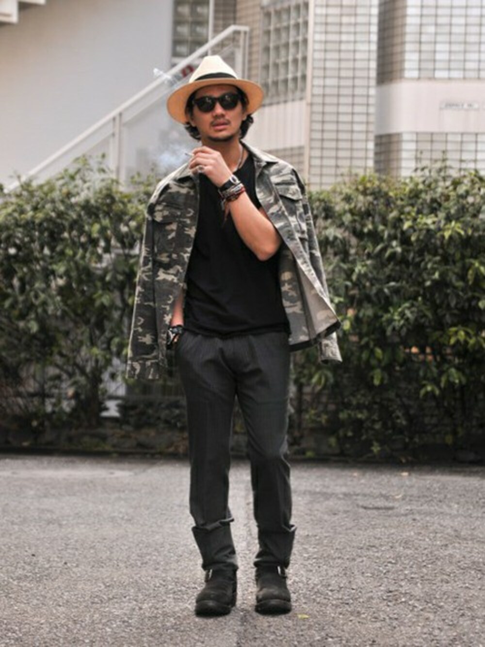 その他のシャツ/ブラウス、ブラック系のTシャツ/カットソー、グレー系のスラックスを着用したメンズの冬コーディネートの1枚目の写真