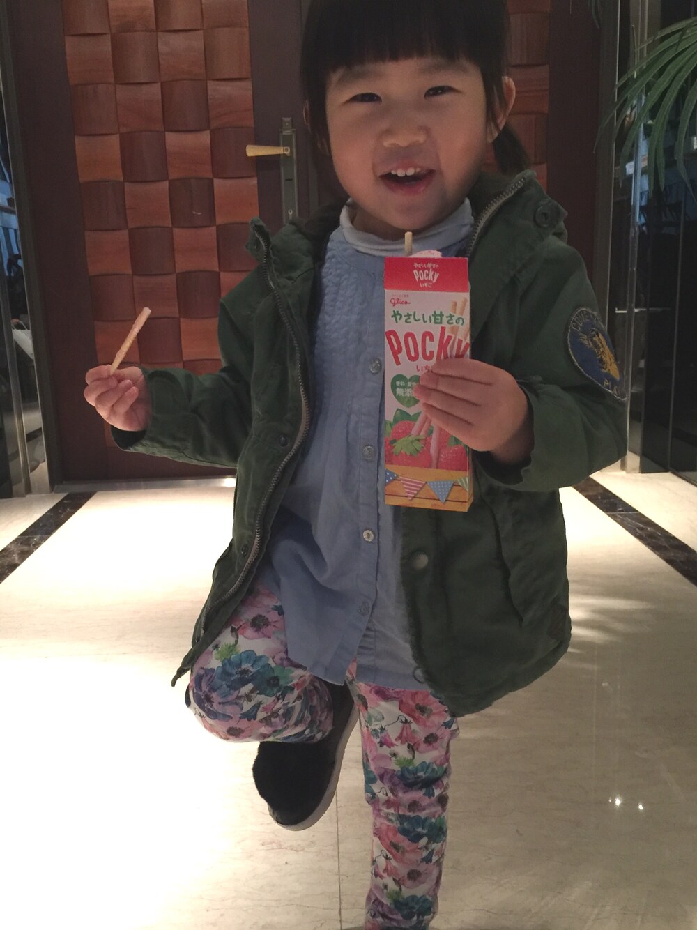 ブルー系のトップス、グリーン系のフォーマルスーツ/小物、その他のパンツを着用したキッズの春コーディネートの1枚目の写真