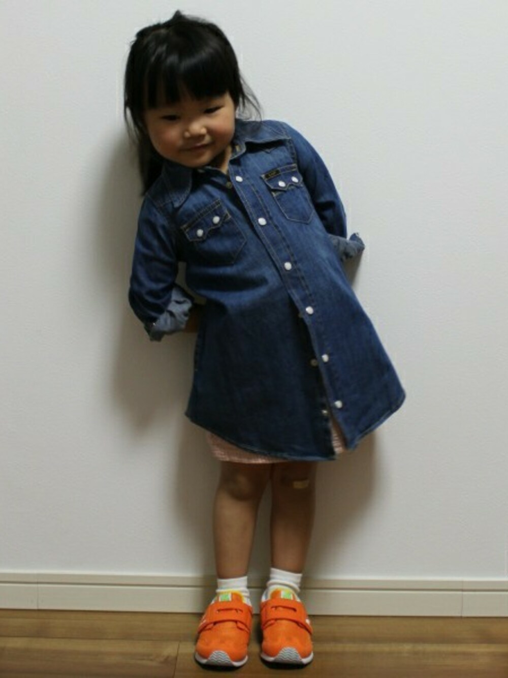 「JOURNAL STANDARD relumeのLee KIDS DENIM ONE PEACE#（ワンピース、ブルー系）」を使った、JOURNAL STANDARD EC担当さん（キッズ・95cm）の春コーディネートの1枚目の写真