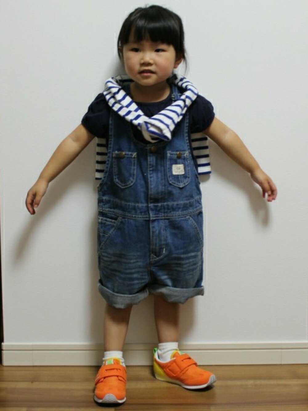 「JOURNAL STANDARD relumeのLee KIDS OVERALL SHORT#（デニムパンツ、ブルー系）」を使った、JOURNAL STANDARD EC担当さん（キッズ・95cm）の春コーディネートの1枚目の写真