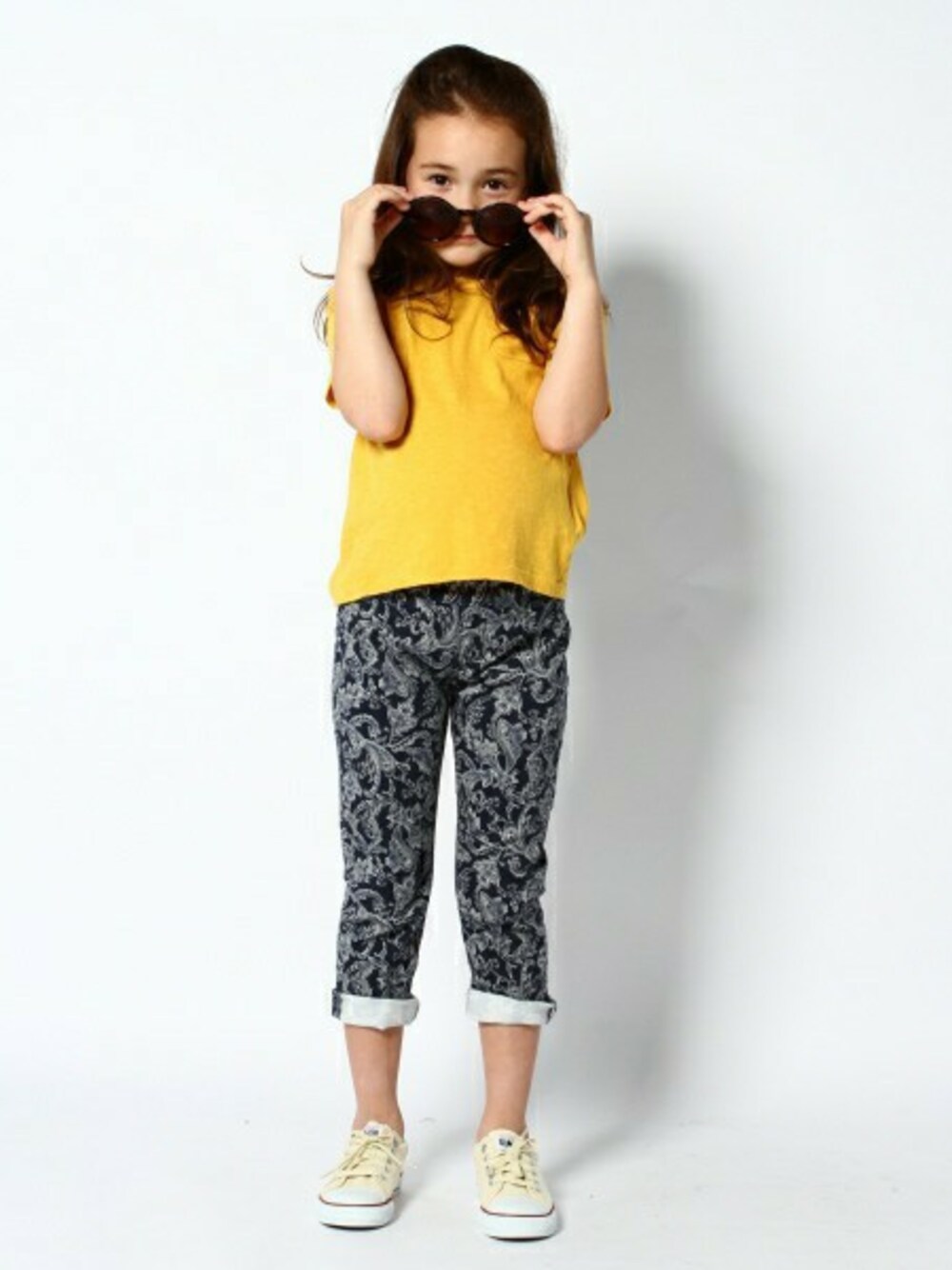 「JOURNAL STANDARD relumeのJOURNAL STANDARD relume KIDS: スラブクルーネックTシャツ #（Tシャツ/カットソー、イエロー系）」を使った、JOURNAL STANDARD EC担当さん（キッズ・120cm）の春コーディネートの1枚目の写真