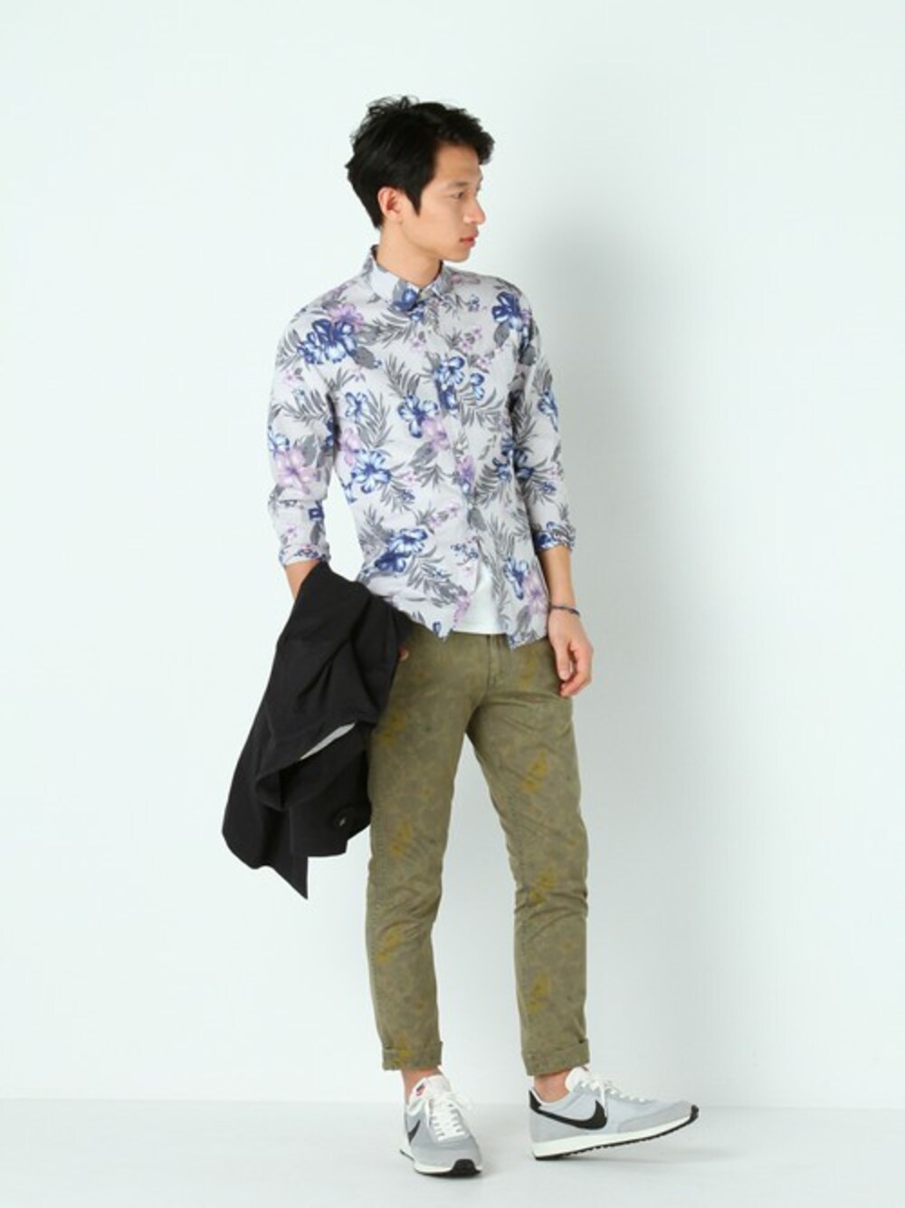 「総柄トップス」｜「JOURNAL STANDARDのアロハプリントレギュラーカラーシャツ（シャツ/ブラウス、グレー系）」を使った、JOURNAL STANDARD EC担当さん（メンズ・178cm）の春コーディネートの1枚目の写真