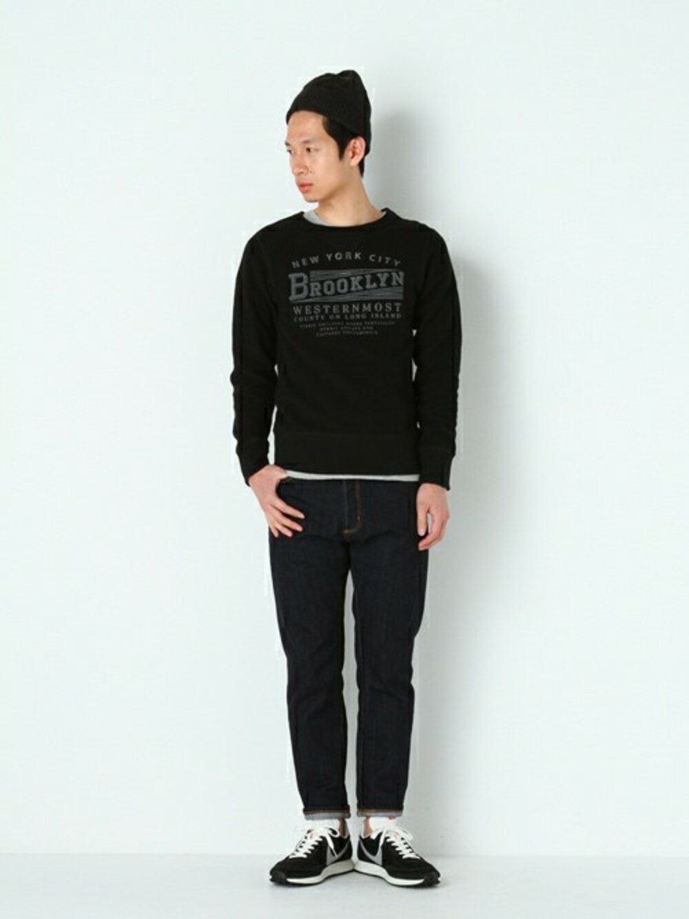 ブラック系のスウェット、ブルー系のデニムパンツ、ブラック系のニットキャップ/ビーニーを着用したメンズの冬コーディネートの1枚目の写真