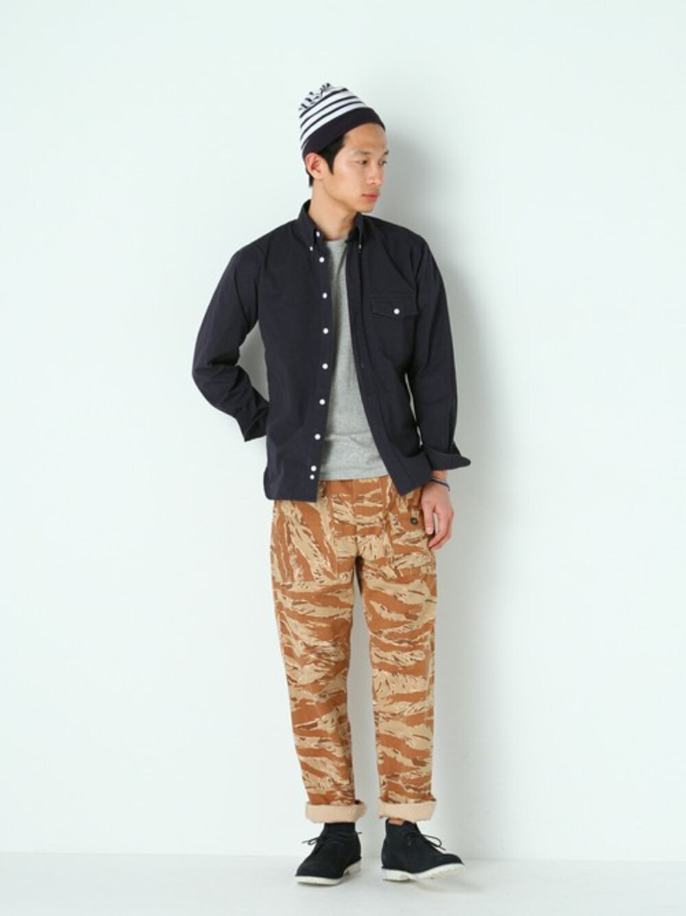 ブルー系のシャツ/ブラウス、ベージュ系のチノパンツ、ブルー系のブーツを着用したメンズの冬コーディネートの1枚目の写真