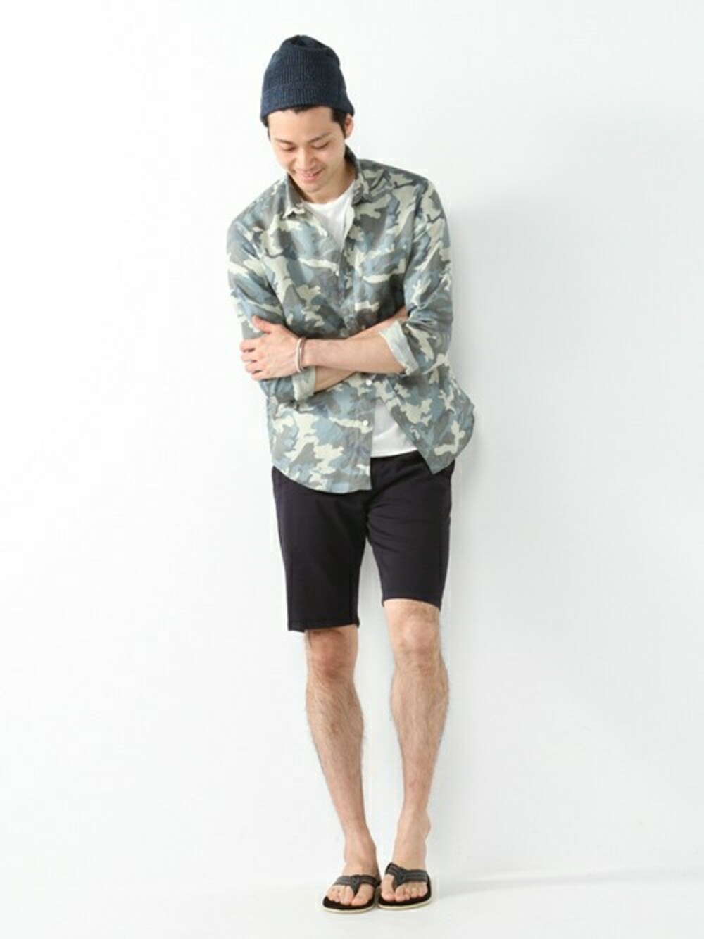 ブルー系のシャツ/ブラウス、ブルー系のチノパンツ、ブルー系のニットキャップ/ビーニーを着用したメンズの春コーディネートの1枚目の写真