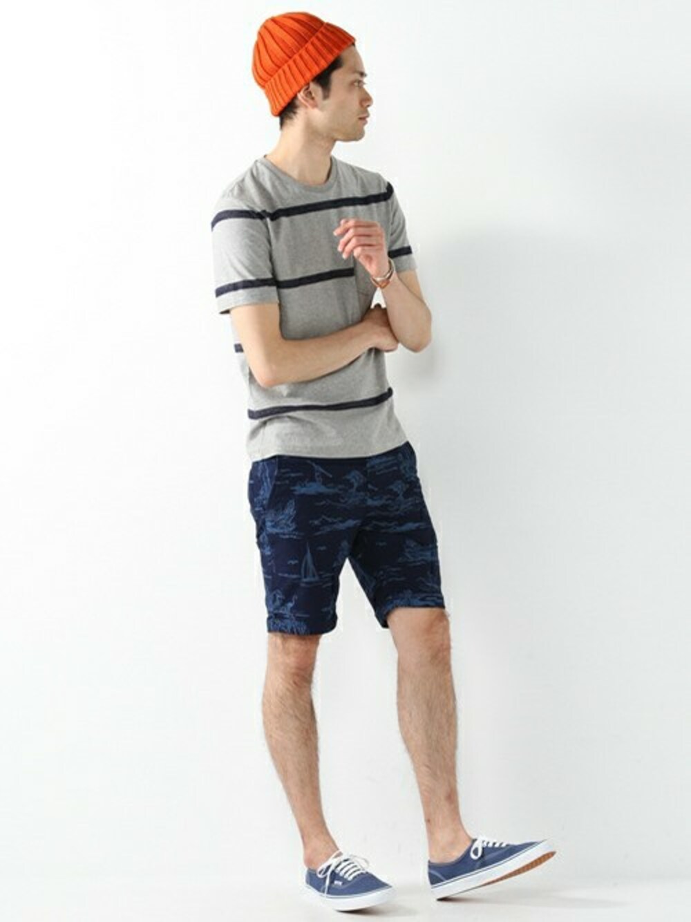 グレー系のTシャツ/カットソー、ブルー系のその他パンツ、ブルー系のスニーカーを着用したメンズの夏コーディネートの1枚目の写真