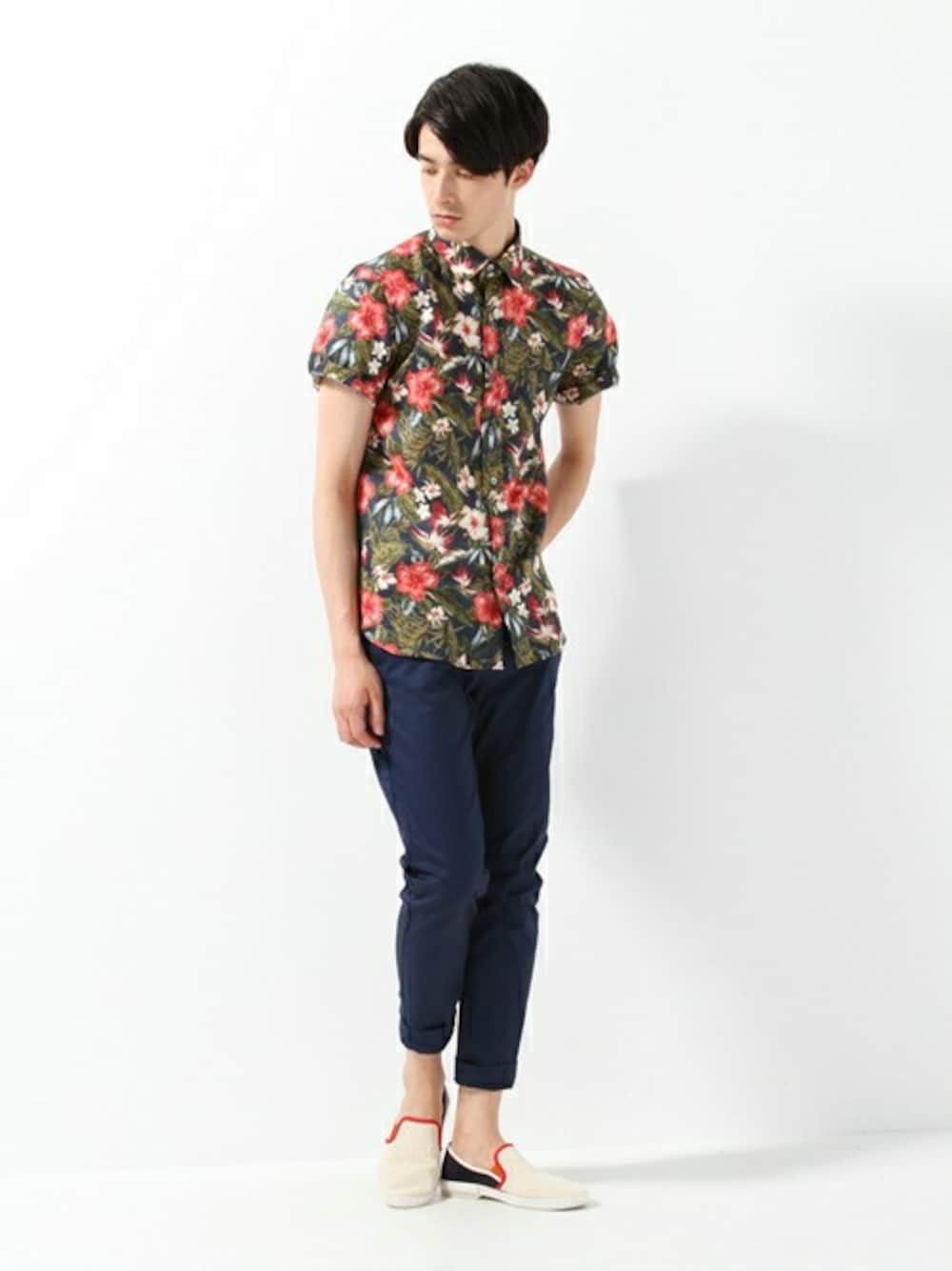 「花柄シャツ、エスパドリュー」｜「JOURNAL STANDARDのEND CLOTHING×JOURNAL STANDARD / エンドクロージング: DEO QUICK / デオクイック トロピカルパターンシャツ#（シャツ/ブラウス、ブルー系）」を使った、JOURNAL STANDARD EC担当さん（メンズ・180cm）の夏コーディネートの1枚目の写真