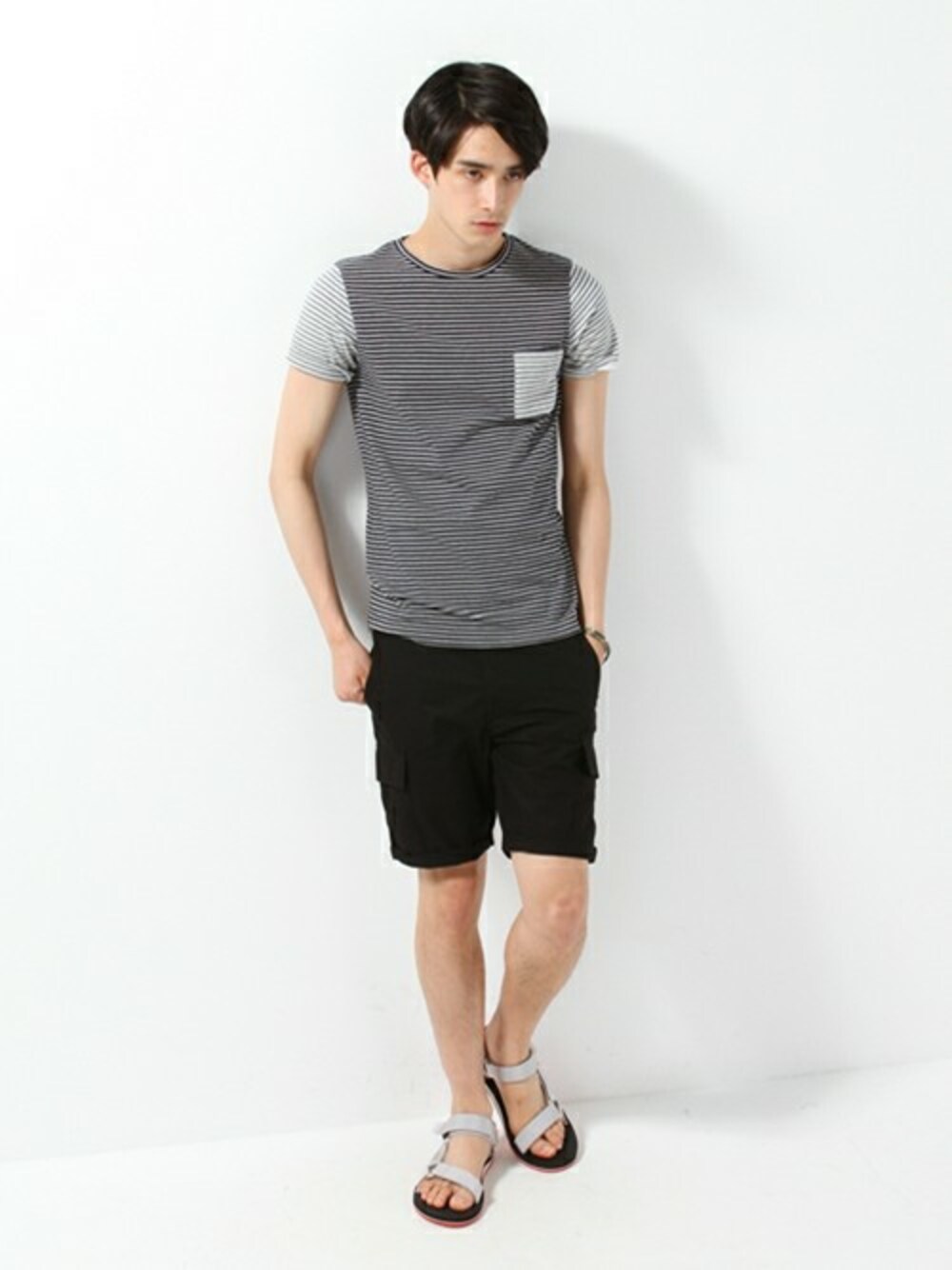 ブルー系のTシャツ/カットソー、ブラック系のカーゴパンツ、ブラック系のサンダルを着用したメンズの夏コーディネートの1枚目の写真