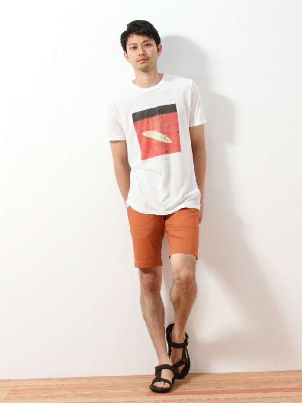 その他のTシャツ/カットソー、ピンク系のチノパンツ、ブラック系のサンダルを着用したメンズの夏コーディネートの1枚目の写真