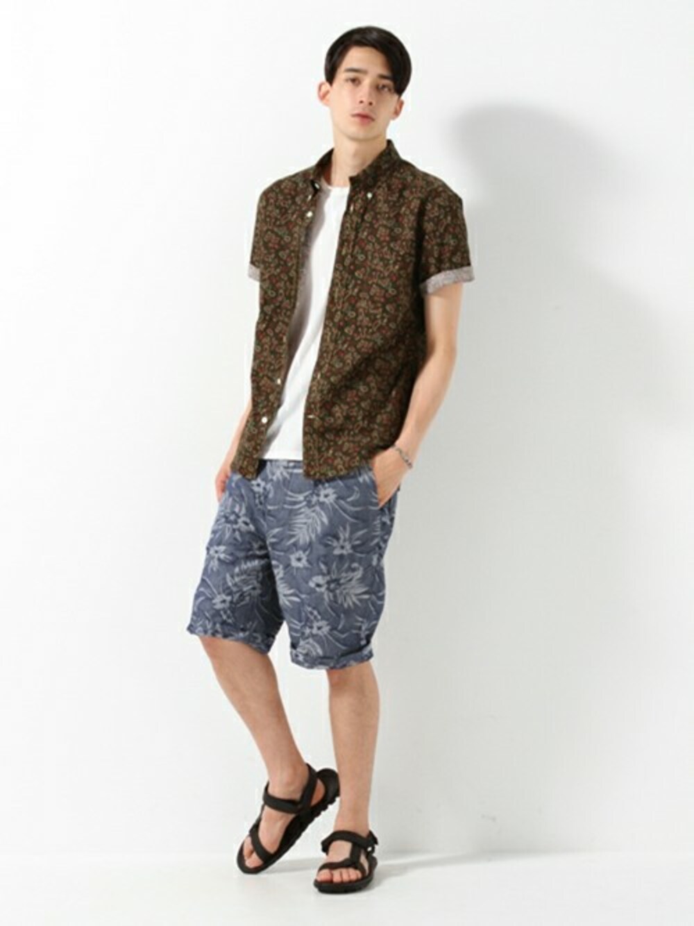 グリーン系のシャツ/ブラウス、ブルー系のその他パンツ、ブラック系のサンダルを着用したメンズの夏コーディネートの1枚目の写真