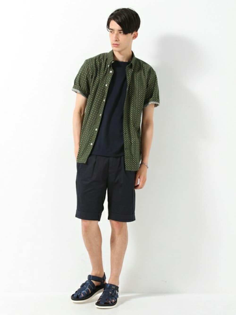 「柄シャツ、ブラックショーツ」｜「JOURNAL STANDARD J.S HOMESTEADのダイアモンドプリントショートスリーブボタンダウンシャツ#（シャツ/ブラウス、グリーン系）」を使った、JOURNAL STANDARD EC担当さん（メンズ・180cm）の夏コーディネートの1枚目の写真
