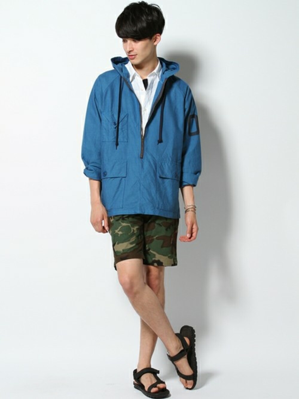 「レザーサンダル、カモ柄ショーツ」｜「JOURNAL STANDARD J.S HOMESTEADのカラードオックスフードプルオーバージャケット#（ブルゾン、ブルー系）」を使った、JOURNAL STANDARD EC担当さん（メンズ・180cm）の夏コーディネートの1枚目の写真