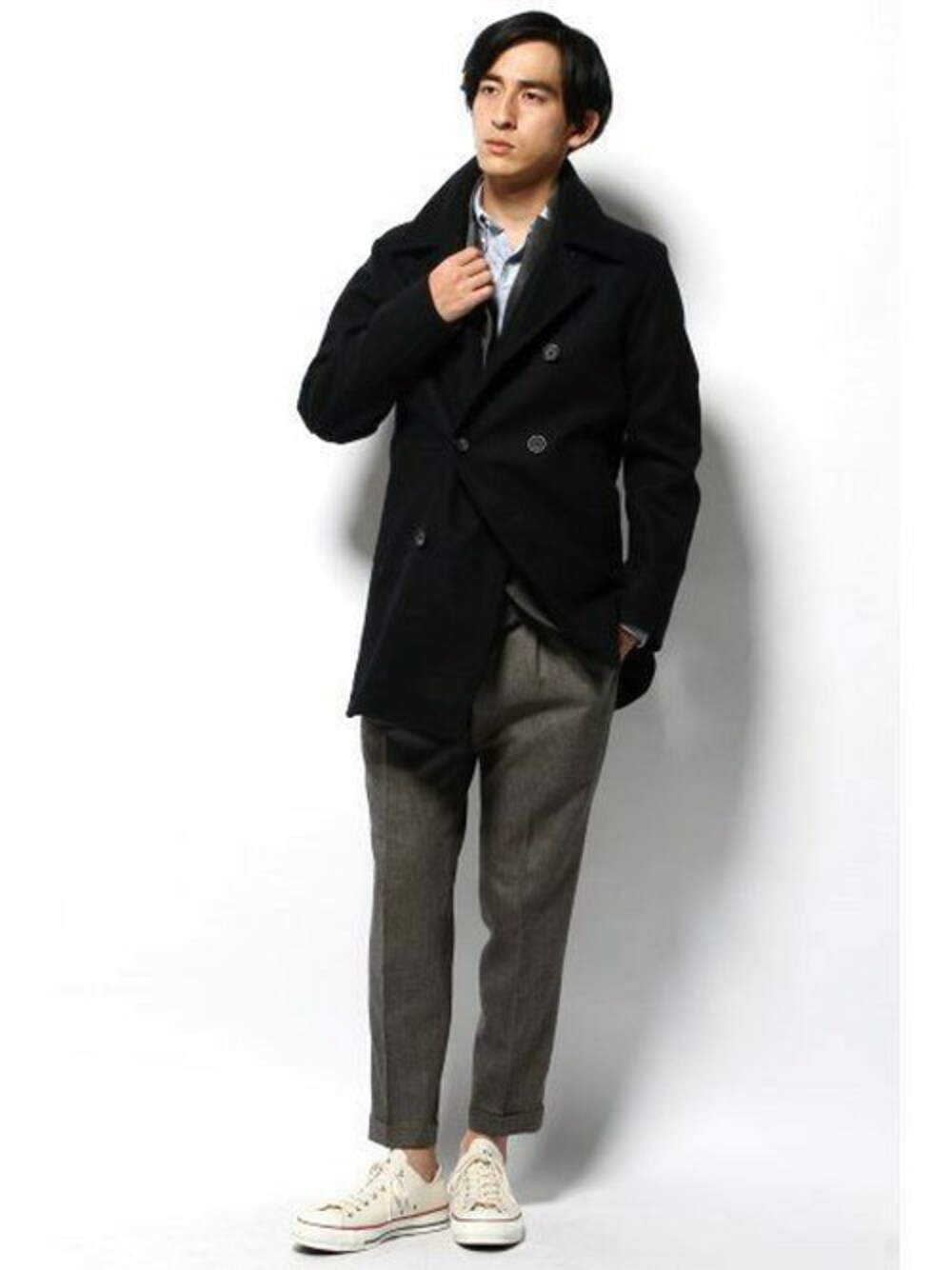 「スニーカー、コンバース、Pコート、スラックス、メルトン」｜「JOURNAL STANDARDの≪12/9迄限定SALE≫MELTON W P-COAT/メルトンダブルピーコート #（ピーコート、ブルー系）」を使った、JOURNAL STANDARD EC担当さん（メンズ・180cm）の冬コーディネートの1枚目の写真