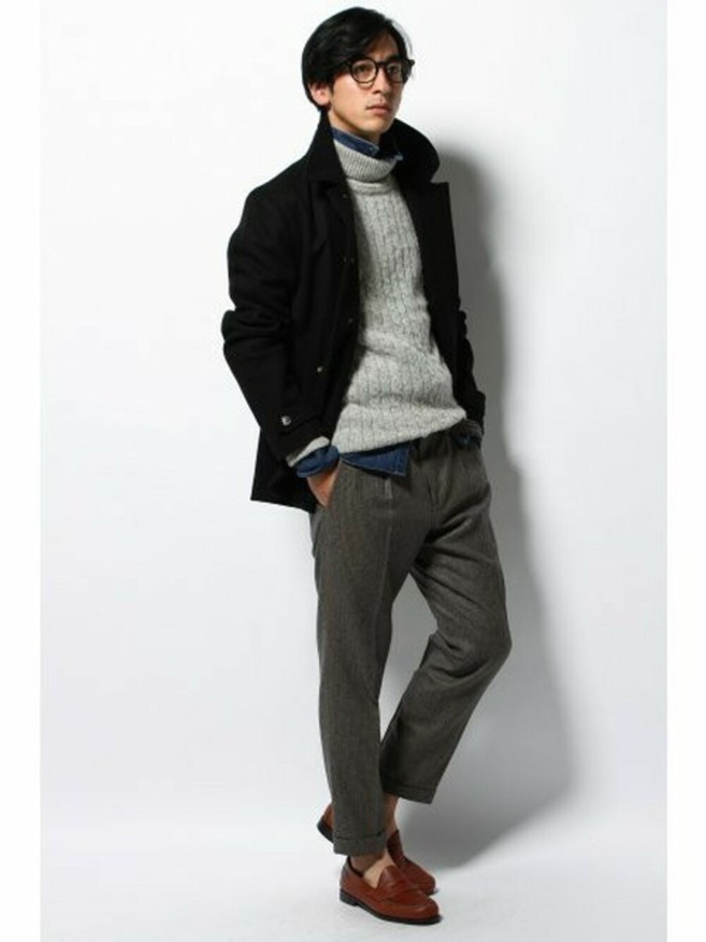 「スラックス、メルトン、タートルネック、ショート丈トップス」｜「JOURNAL STANDARDの≪12/9迄限定SALE≫メルトンショートステンカラーコート #（ステンカラーコート、ブラック系）」を使った、JOURNAL STANDARD EC担当さん（メンズ・180cm）の冬コーディネートの1枚目の写真